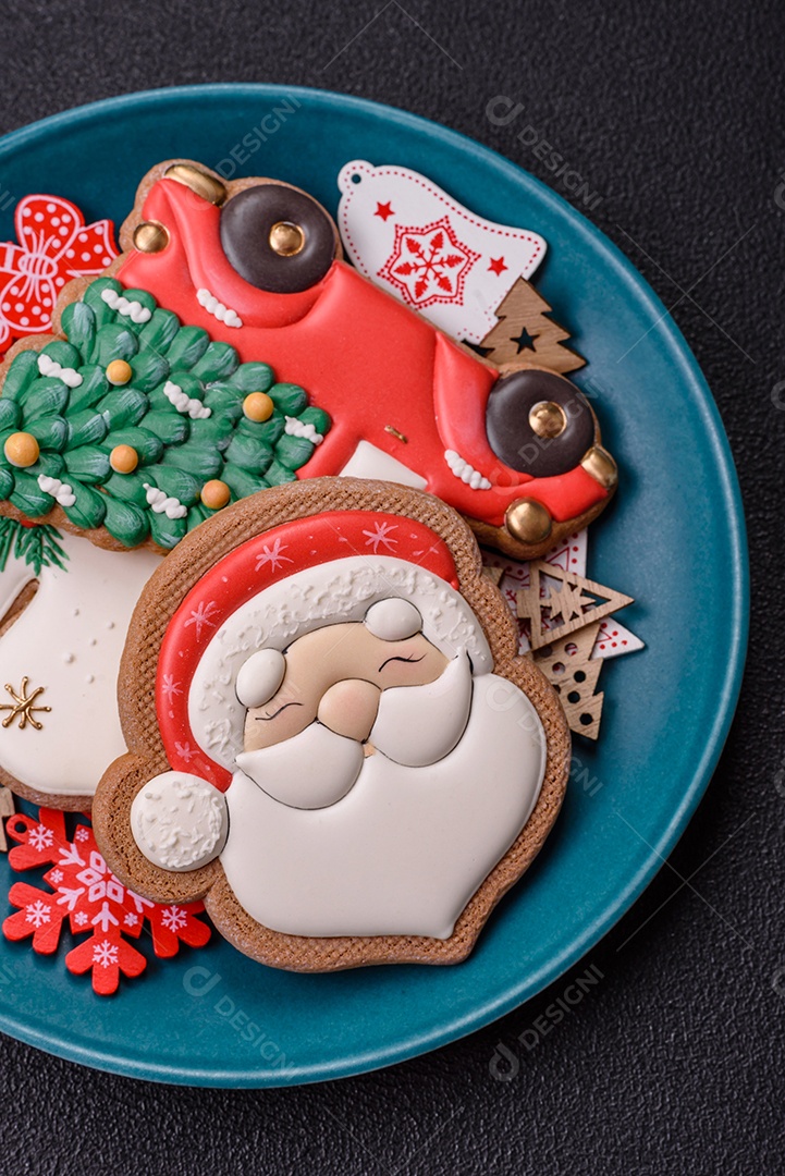 Biscoitos de gengibre caseiros de Natal feitos como doces