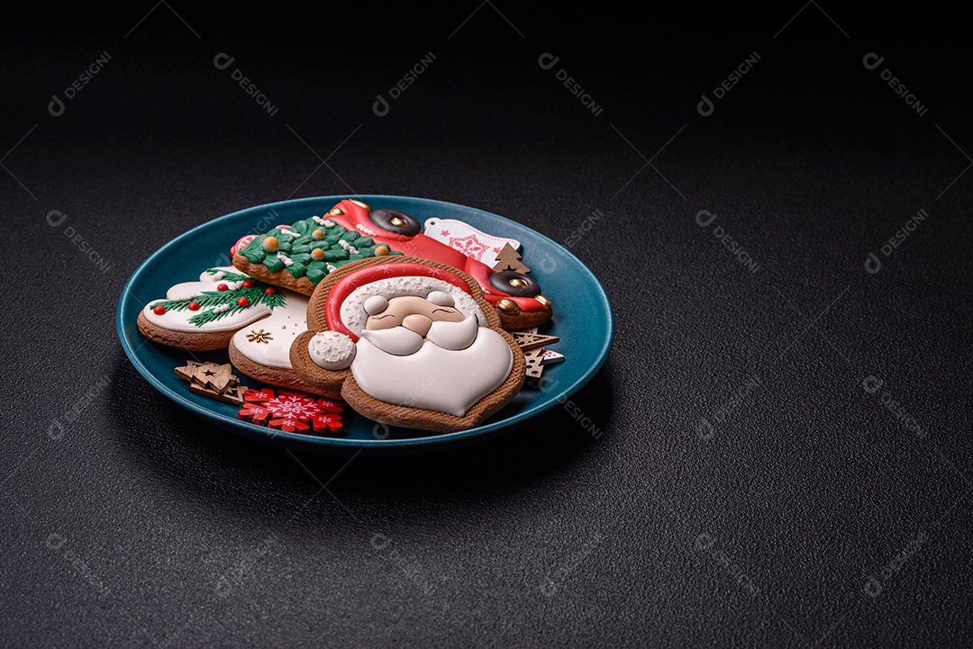 Biscoitos de gengibre caseiros de Natal feitos como doces