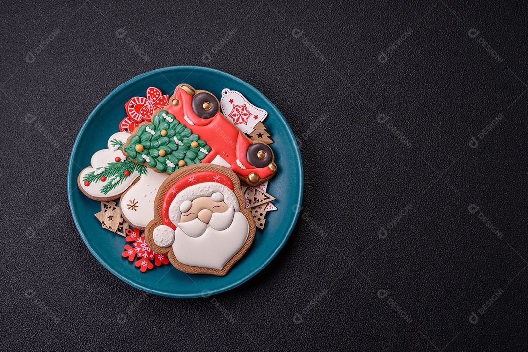 Biscoitos de gengibre caseiros de Natal feitos como doces