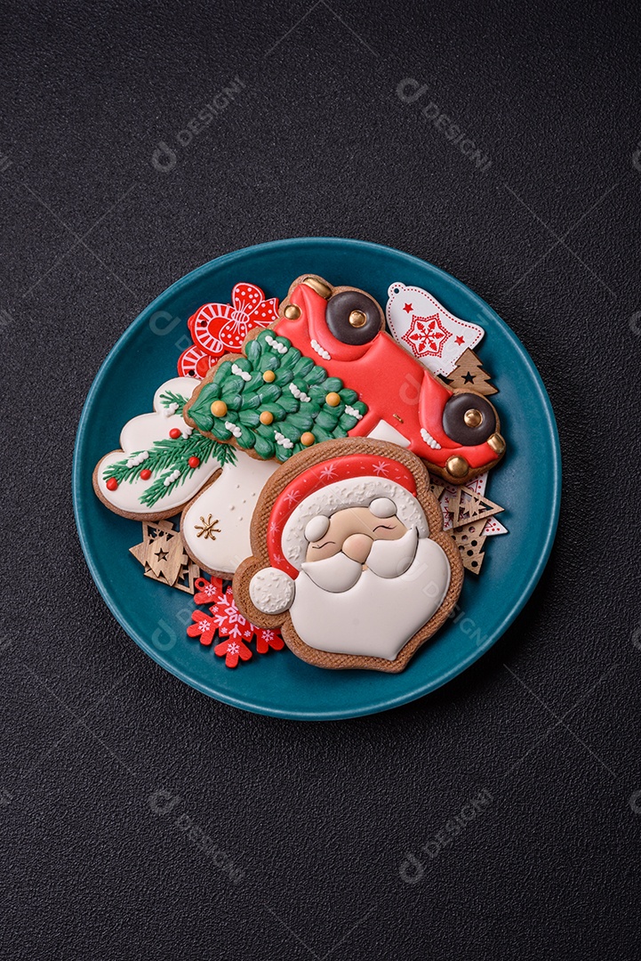 Biscoitos de gengibre caseiros de Natal feitos como doces