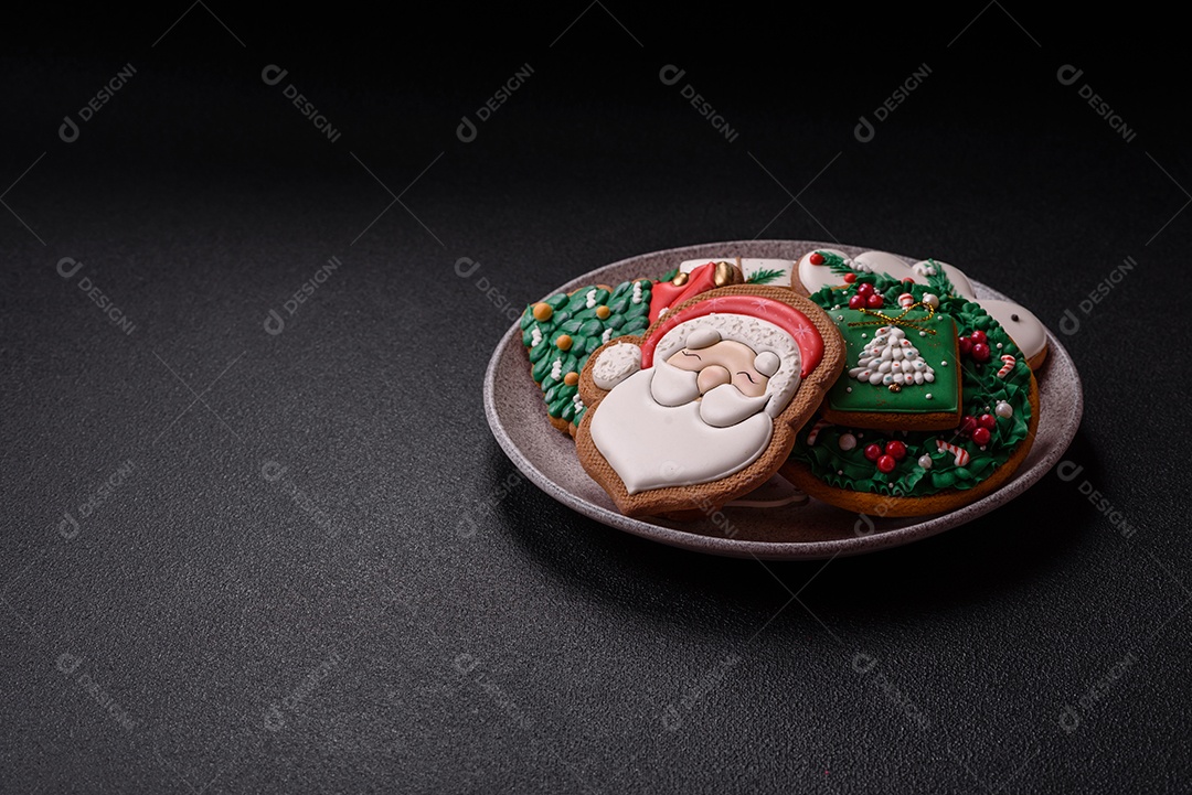 Biscoitos de gengibre caseiros de Natal feitos como doces