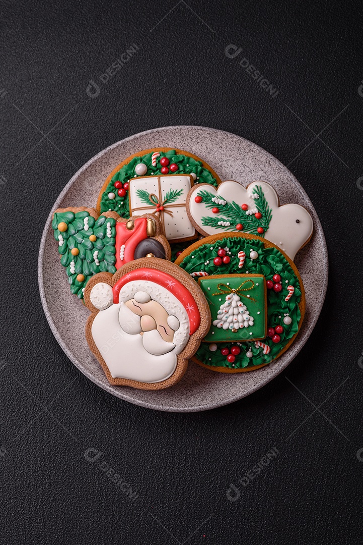 Biscoitos de gengibre caseiros de Natal feitos como doces