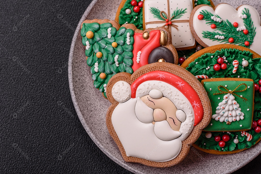 Biscoitos de gengibre caseiros de Natal feitos como doces