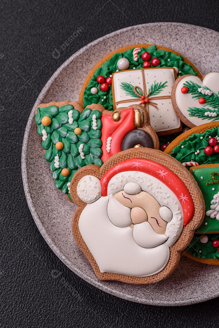 Biscoitos de gengibre caseiros de Natal feitos como doces