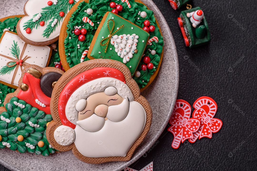 Biscoitos de gengibre caseiros de Natal feitos como doces