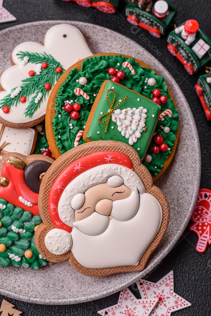 Biscoitos de gengibre caseiros de Natal feitos como doces