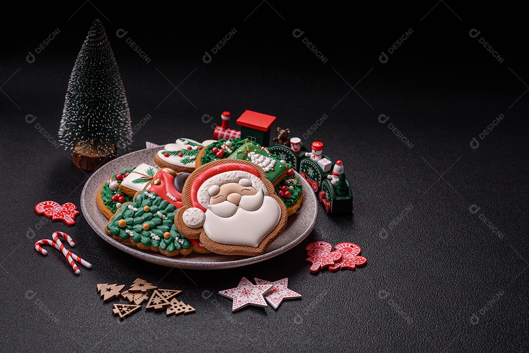 Biscoitos de gengibre caseiros de Natal feitos como doces