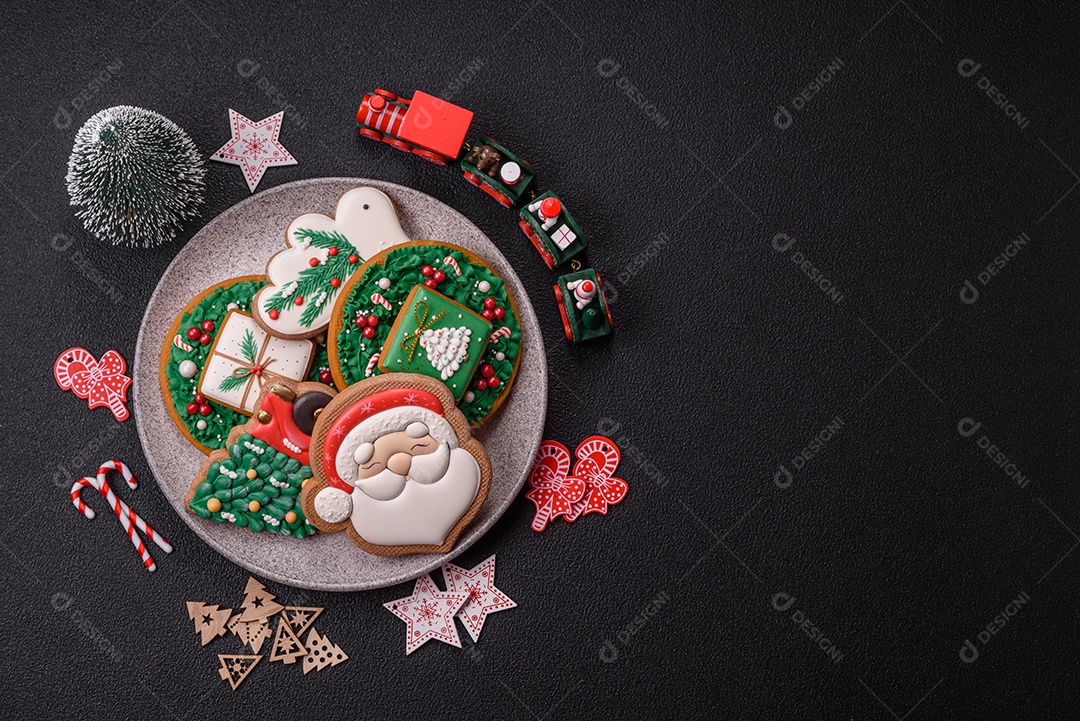 Biscoitos de gengibre caseiros de Natal feitos como doces