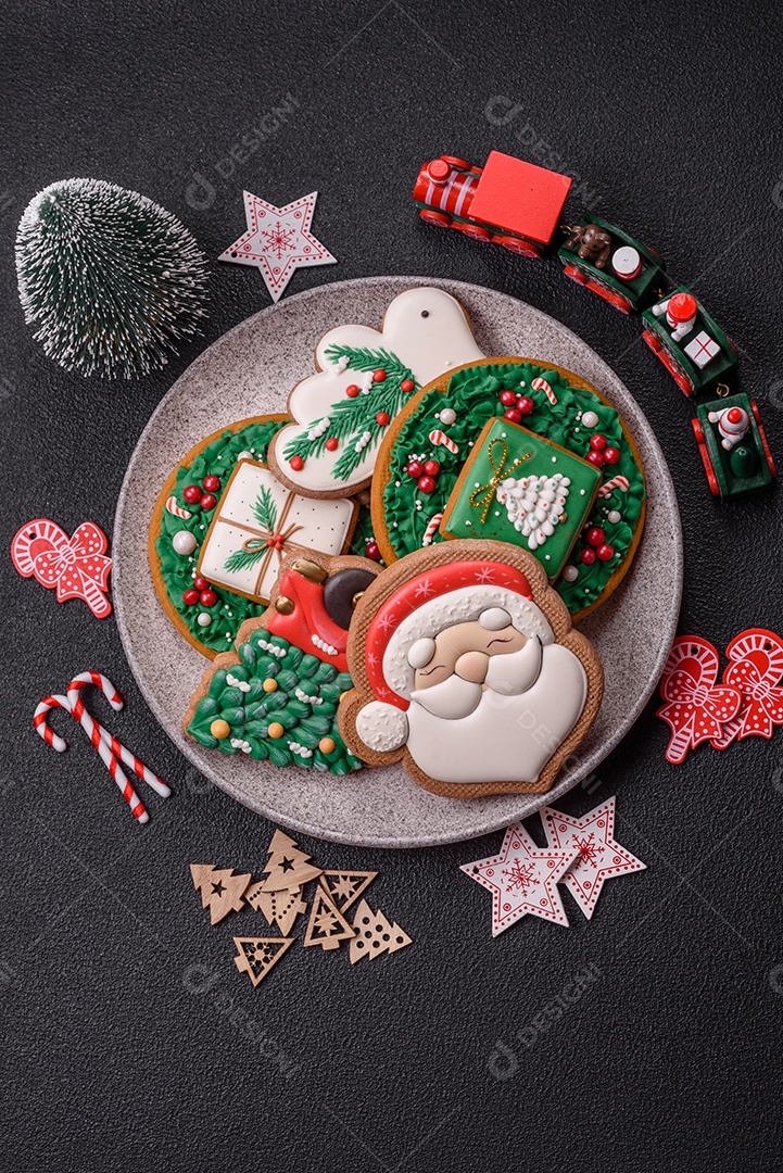 Biscoitos de gengibre caseiros de Natal feitos como doces