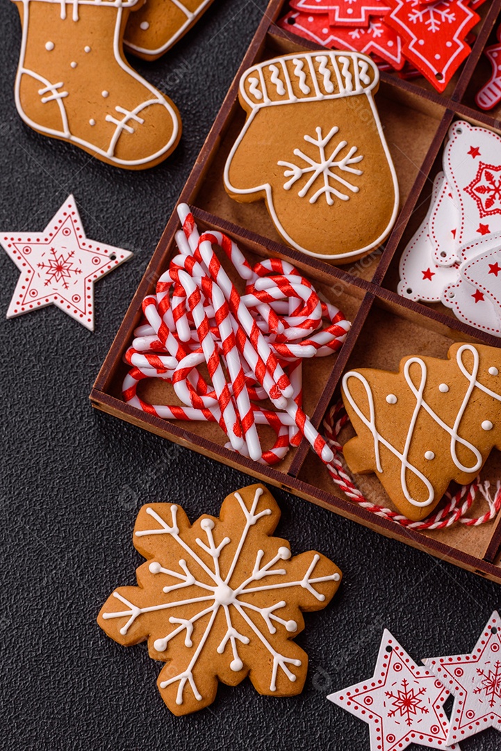 Biscoitos de gengibre caseiros de Natal feitos como doces