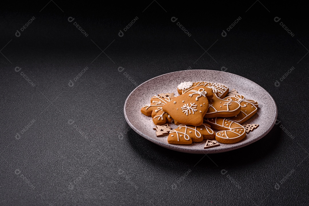 Biscoitos de gengibre caseiros de Natal feitos como doces