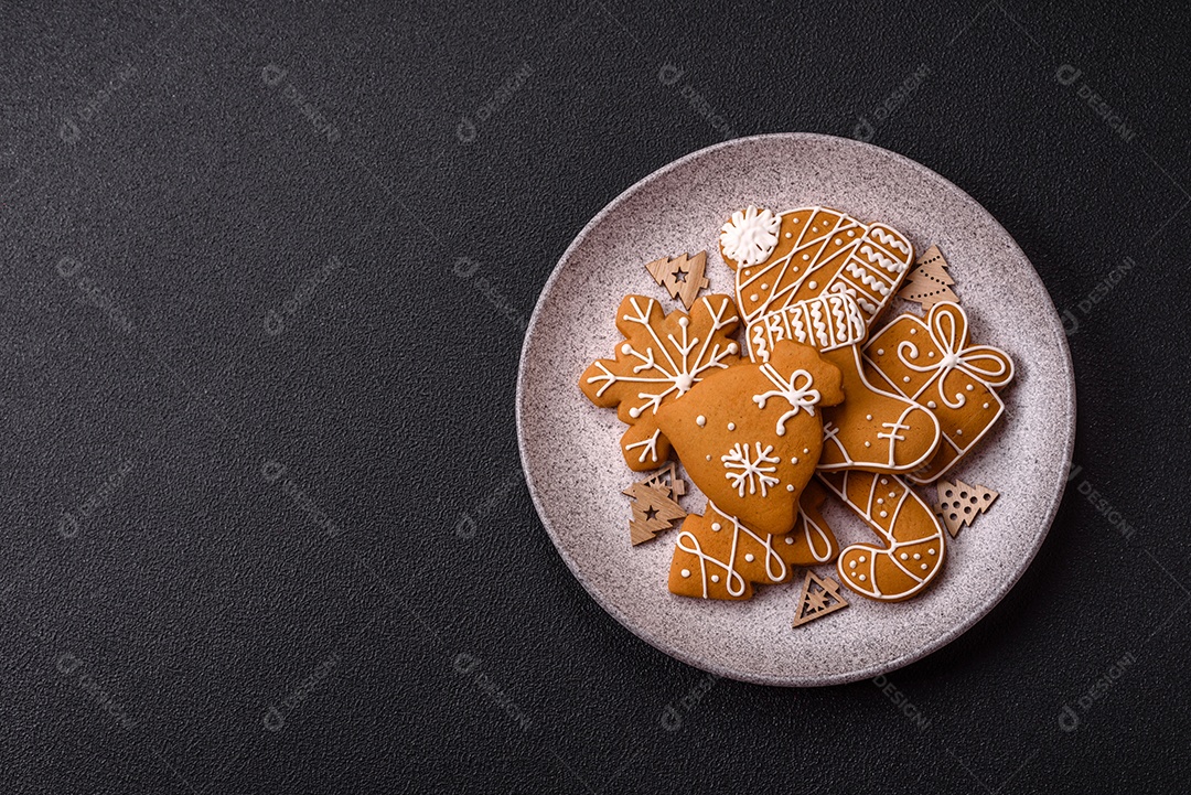 Biscoitos de gengibre caseiros de Natal feitos como doces