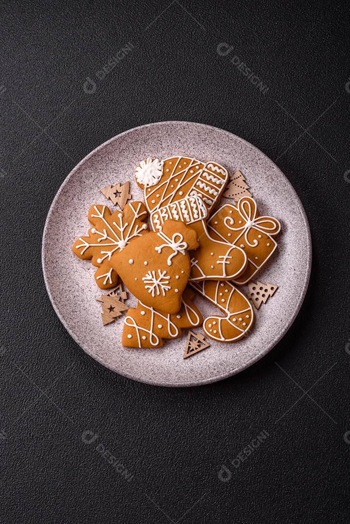 Biscoitos de gengibre caseiros de Natal feitos como doces