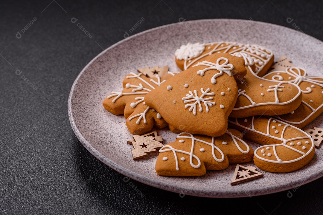 Biscoitos de gengibre caseiros de Natal feitos como doces