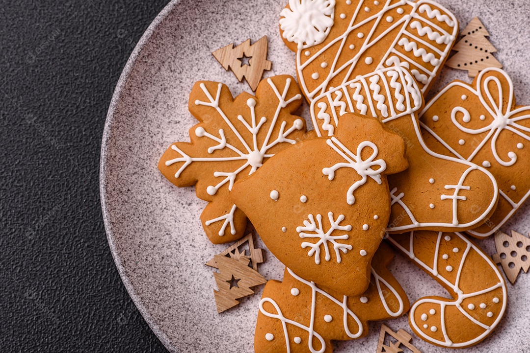Biscoitos de gengibre caseiros de Natal feitos como doces