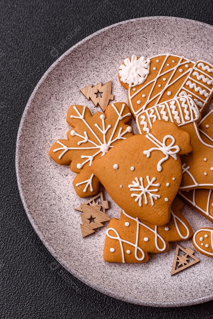 Biscoitos de gengibre caseiros de Natal feitos como doces