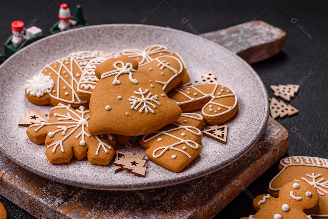 Biscoitos de gengibre caseiros de Natal feitos como doces