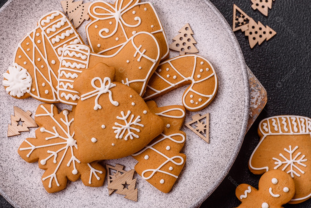 Biscoitos de gengibre caseiros de Natal feitos como doces