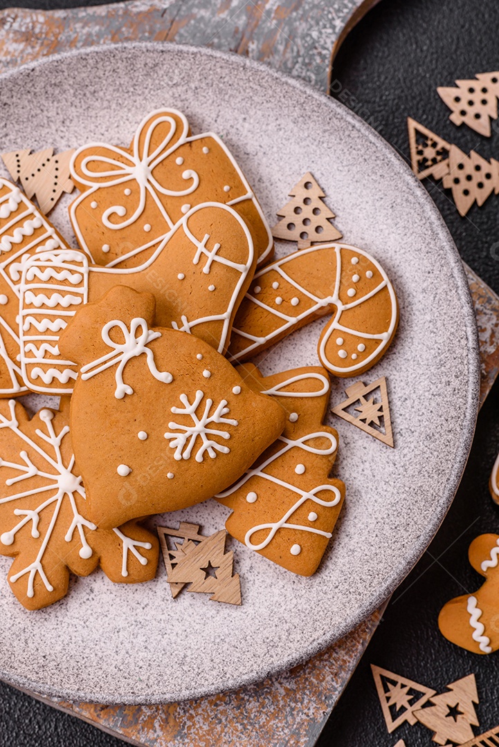 Biscoitos de gengibre caseiros de Natal feitos como doces