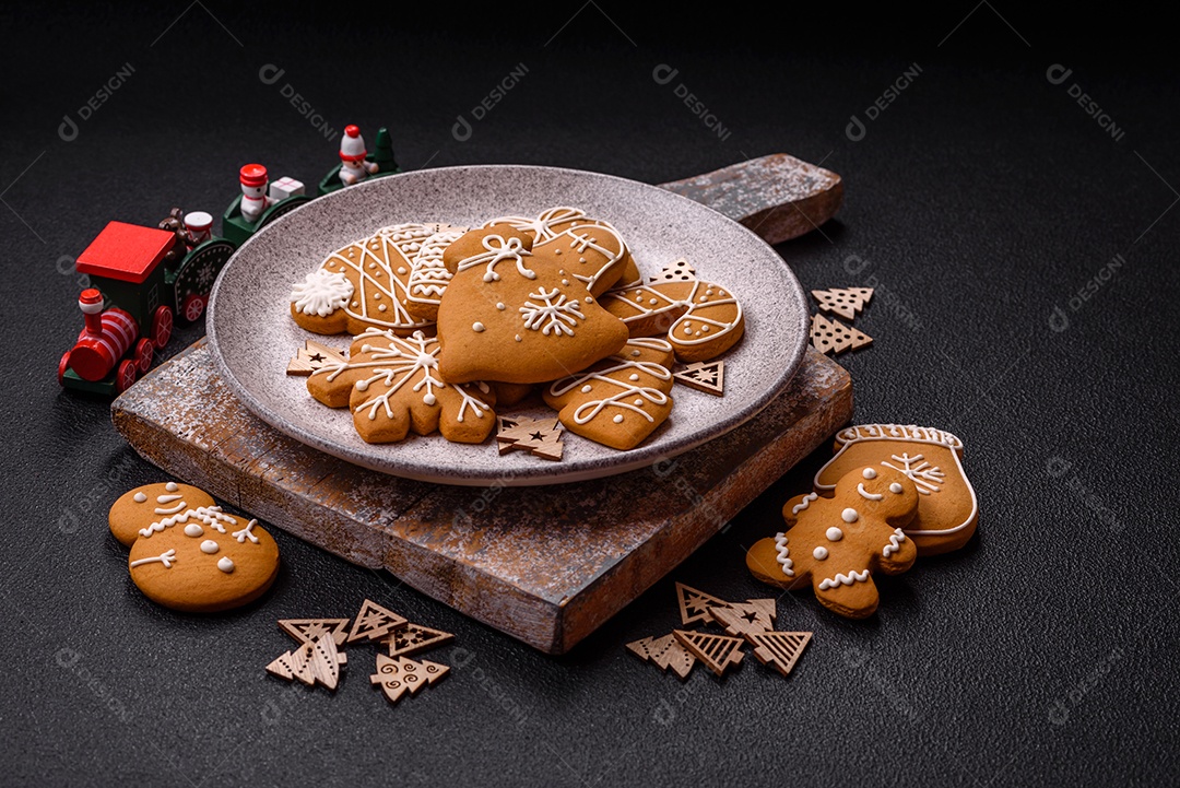 Biscoitos de gengibre caseiros de Natal feitos como doces