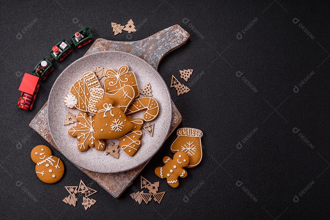 Biscoitos de gengibre caseiros de Natal feitos como doces