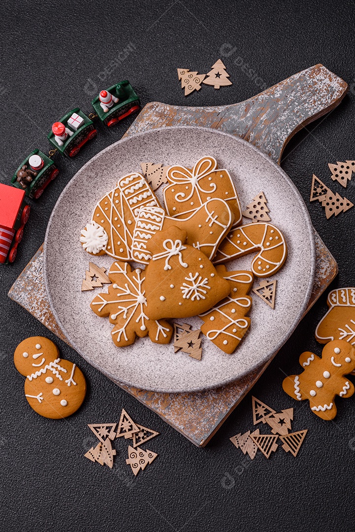 Biscoitos de gengibre caseiros de Natal feitos como doces