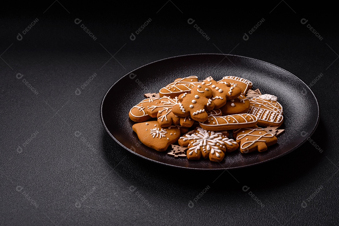 Biscoitos de gengibre caseiros de Natal feitos como doces