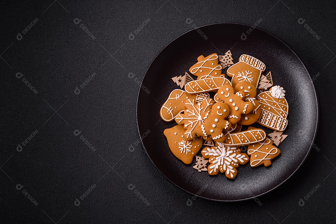 Biscoitos de gengibre caseiros de Natal feitos como doces