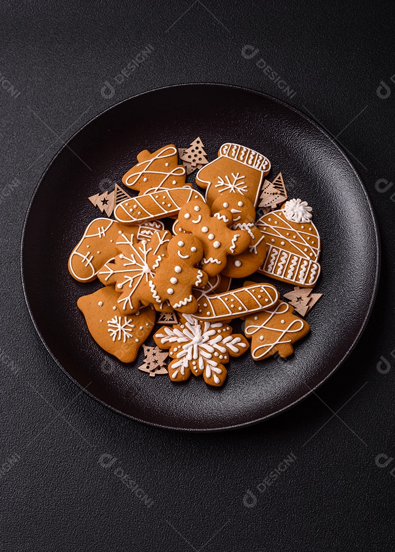 Biscoitos de gengibre caseiros de Natal feitos como doces