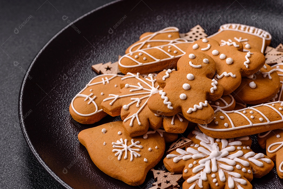 Biscoitos de gengibre caseiros de Natal feitos como doces