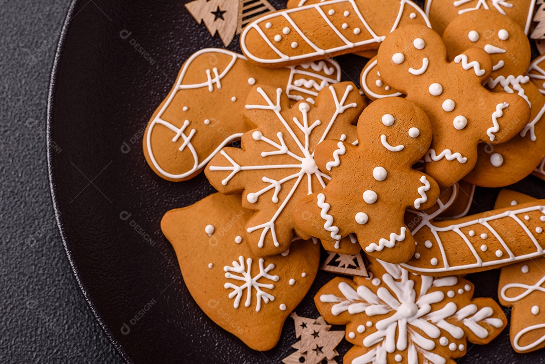 Biscoitos de gengibre caseiros de Natal feitos como doces