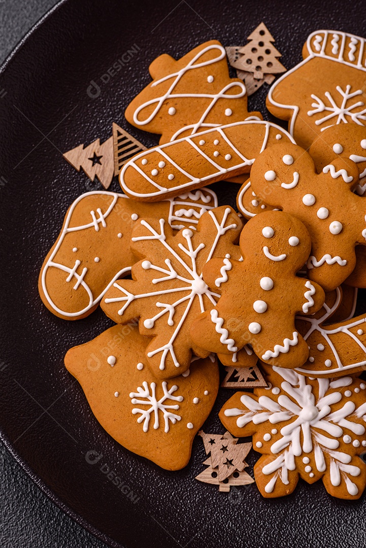 Biscoitos de gengibre caseiros de Natal feitos como doces