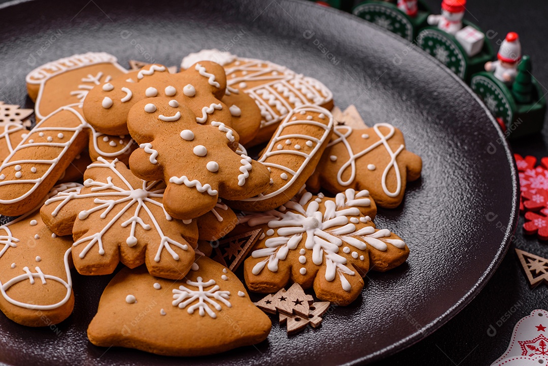 Biscoitos de gengibre caseiros de Natal feitos como doces