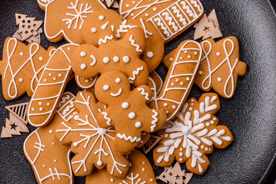 Biscoitos de gengibre caseiros de Natal feitos como doces