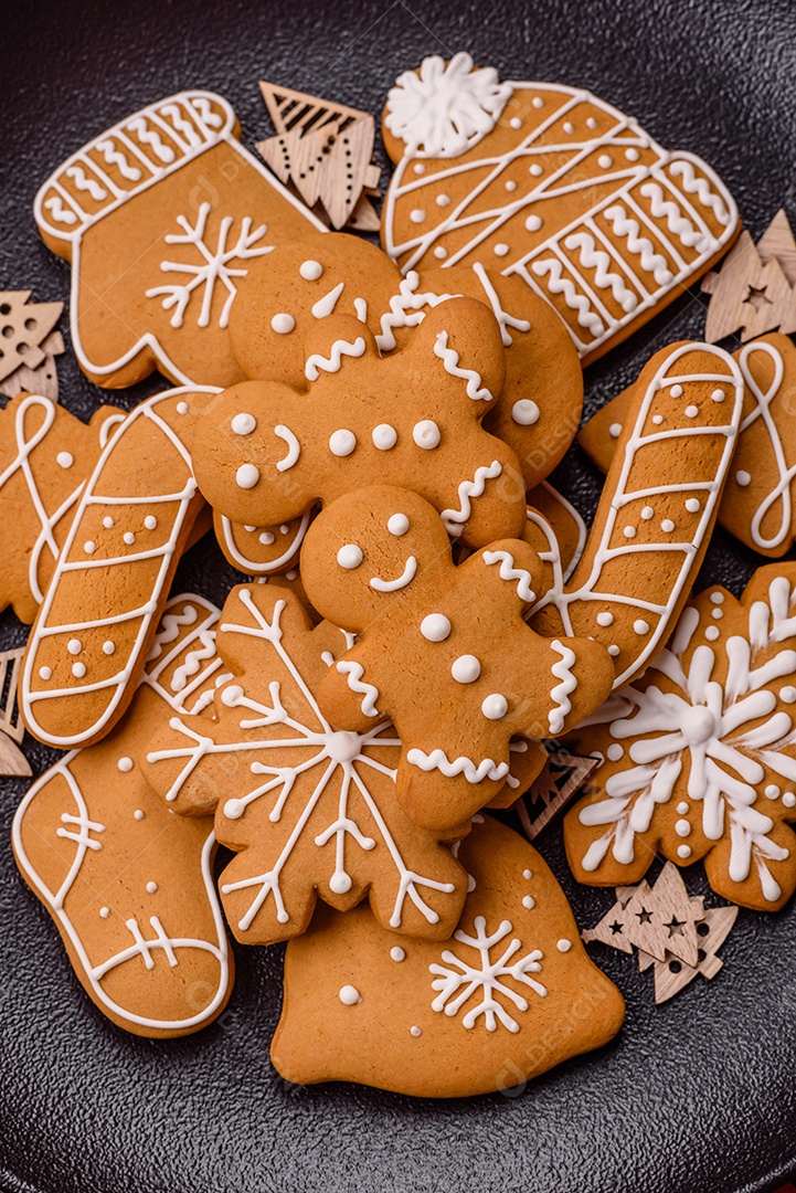 Biscoitos de gengibre caseiros de Natal feitos como doces
