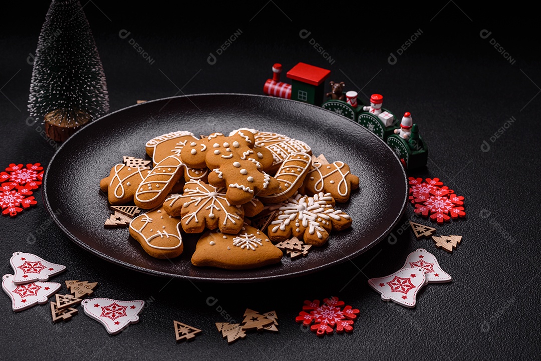 Biscoitos de gengibre caseiros de Natal feitos como doces
