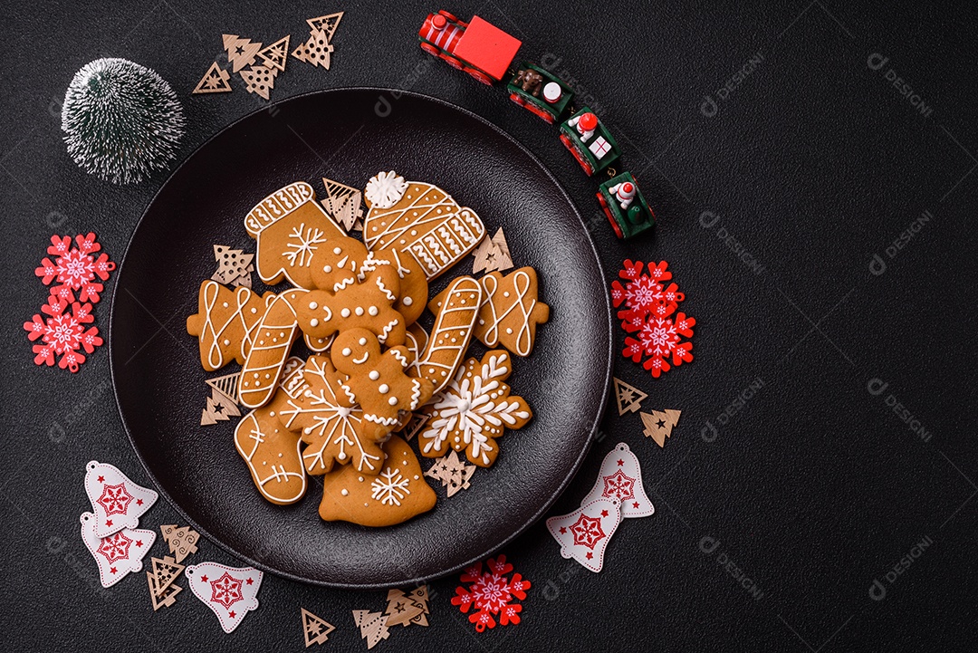 Biscoitos de gengibre caseiros de Natal feitos como doces