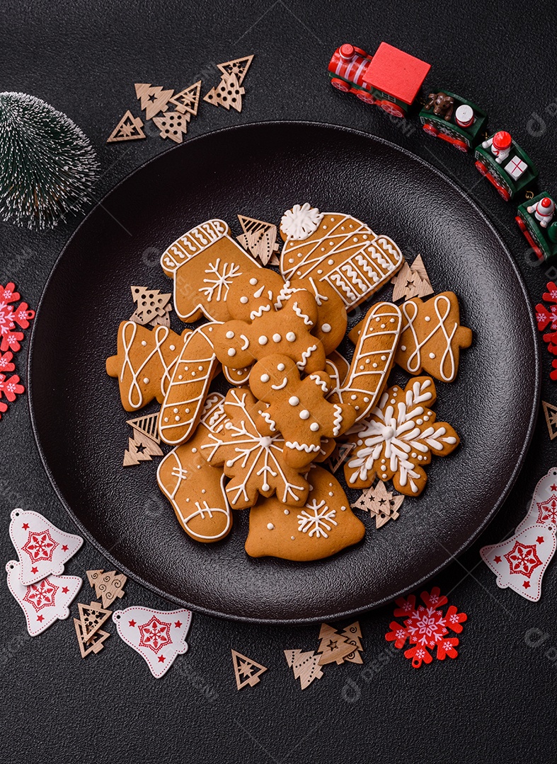 Biscoitos de gengibre caseiros de Natal feitos como doces