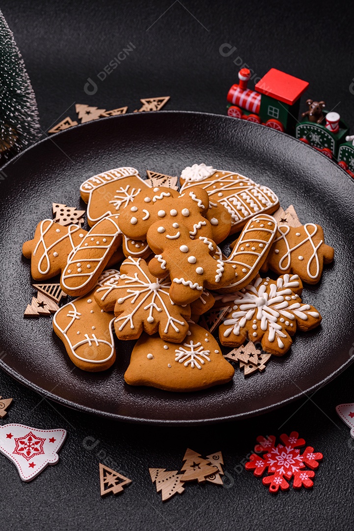 Biscoitos de gengibre caseiros de Natal feitos como doces