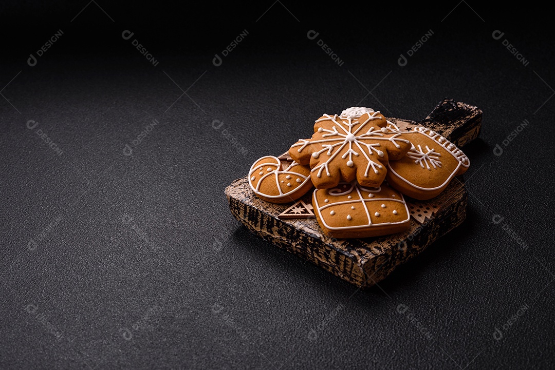 Biscoitos de gengibre caseiros de Natal feitos como doces