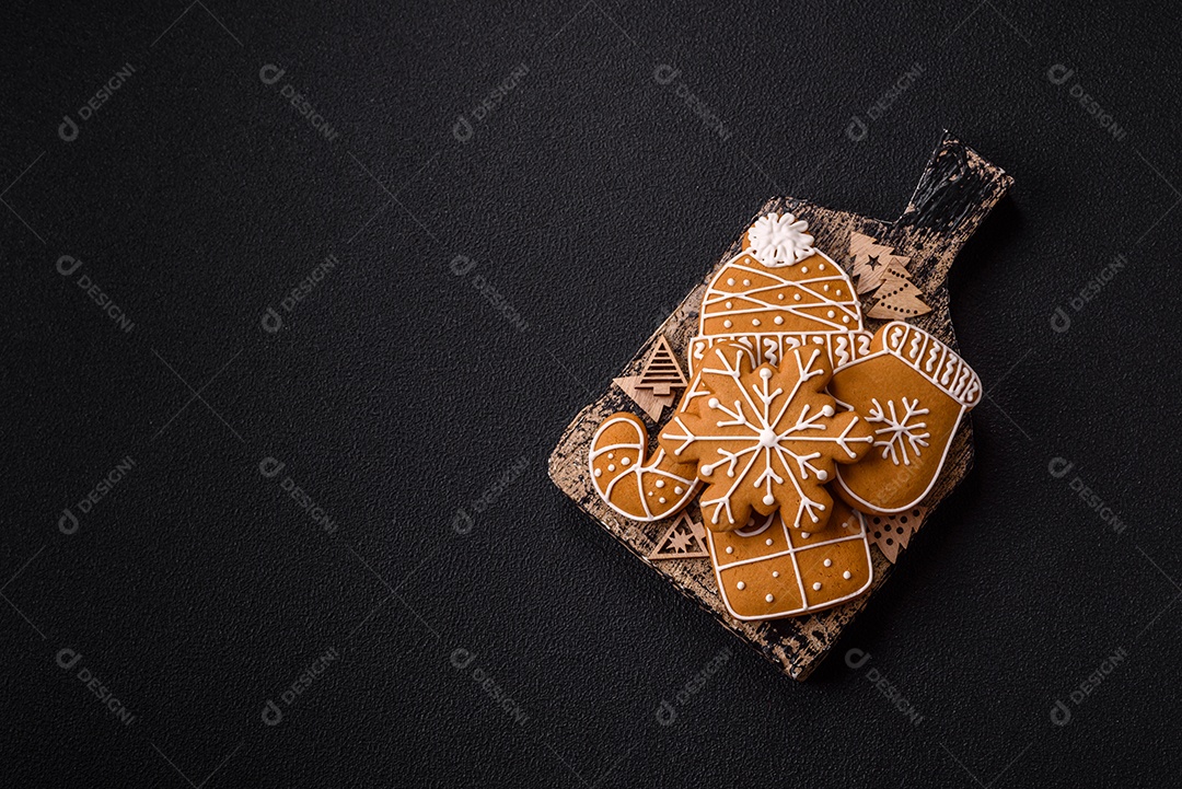Biscoitos de gengibre caseiros de Natal feitos como doces