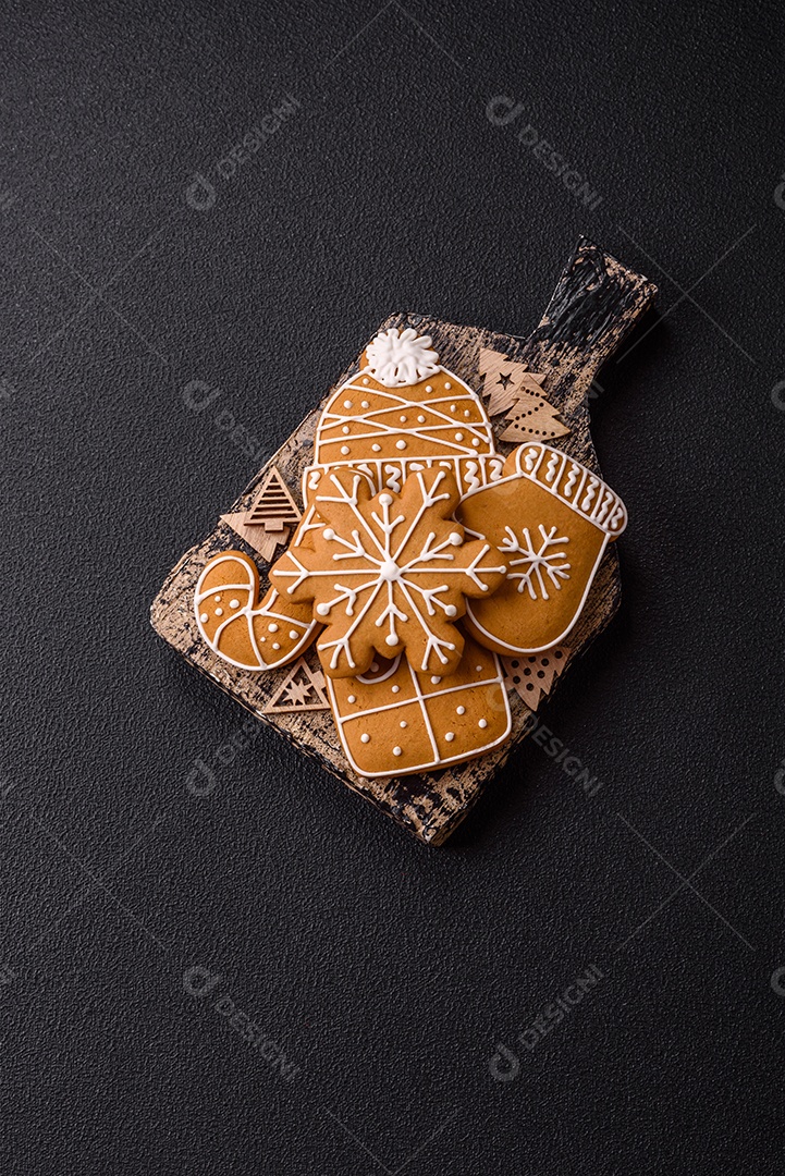 Biscoitos de gengibre caseiros de Natal feitos como doces