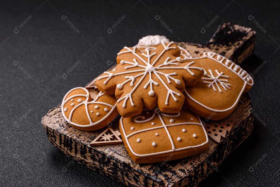 Biscoitos de gengibre caseiros de Natal feitos como doces