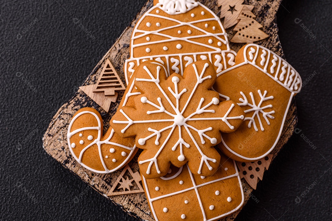 Biscoitos de gengibre caseiros de Natal feitos como doces