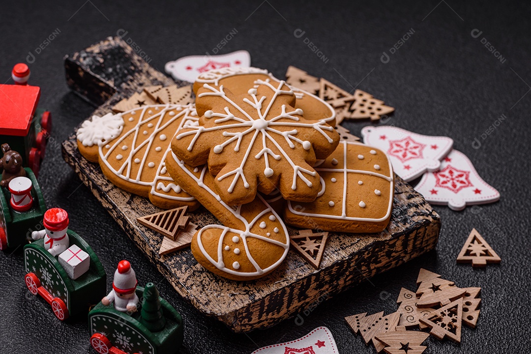 Biscoitos de gengibre caseiros de Natal feitos como doces