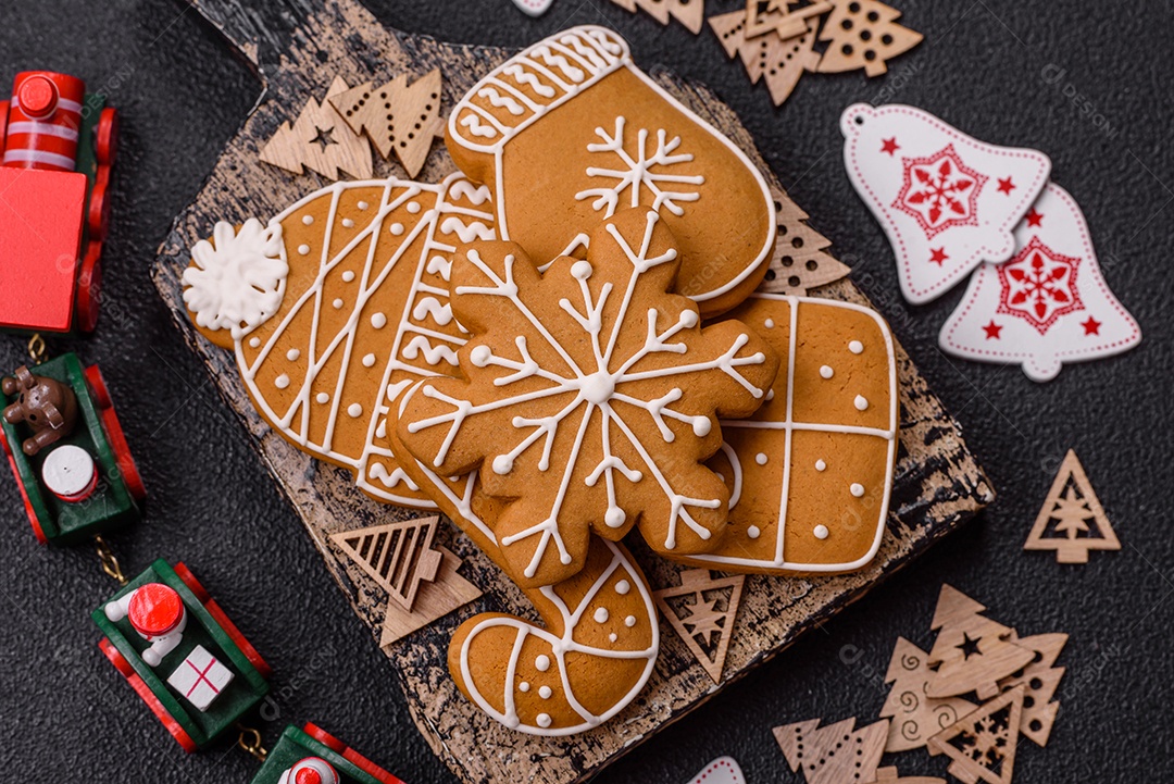 Biscoitos de gengibre caseiros de Natal feitos como doces
