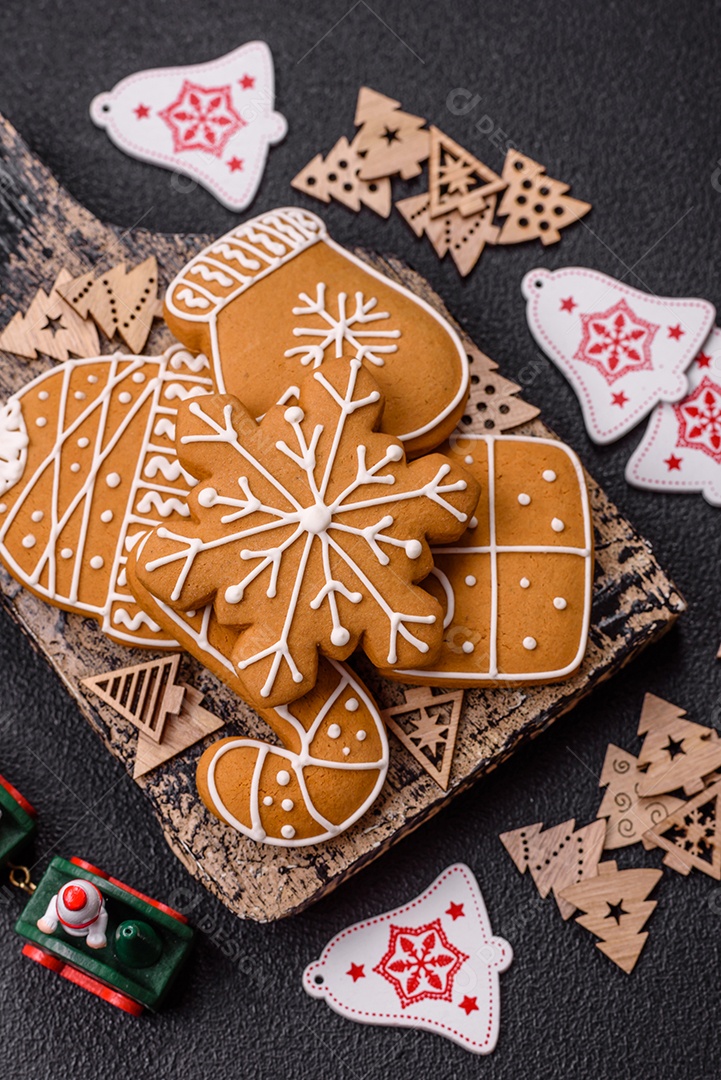 Biscoitos de gengibre caseiros de Natal feitos como doces