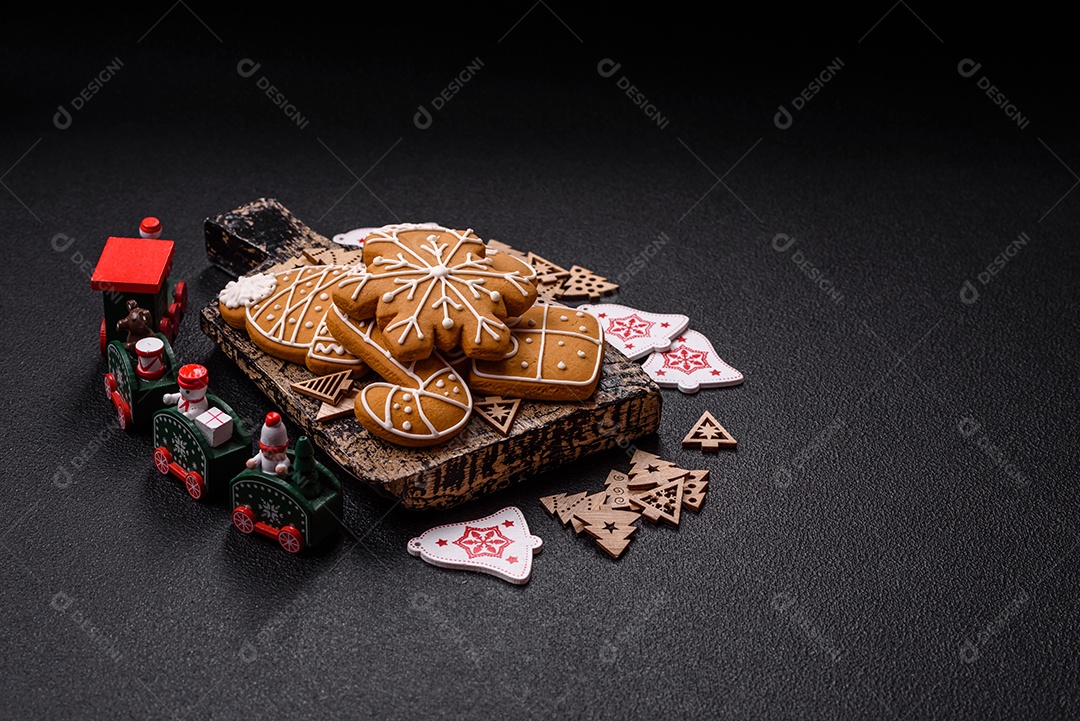 Biscoitos de gengibre caseiros de Natal feitos como doces