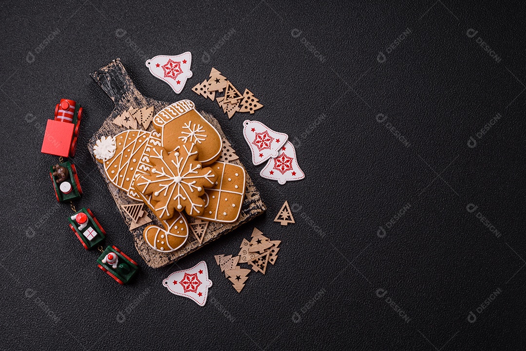 Biscoitos de gengibre caseiros de Natal feitos como doces