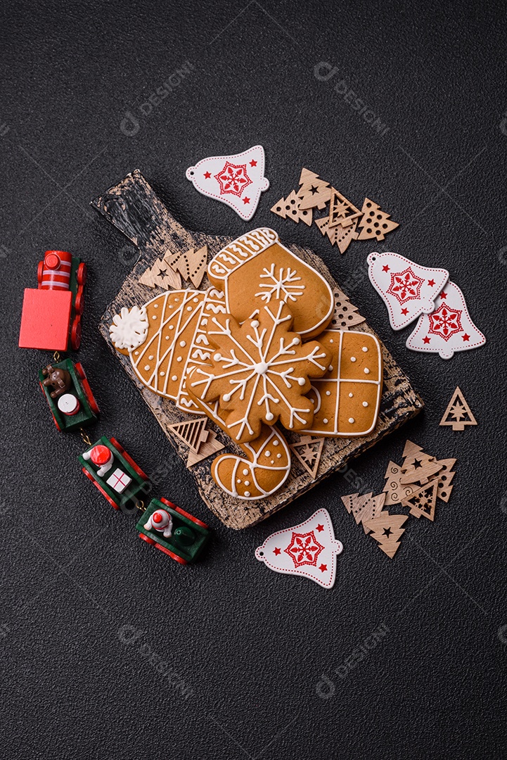 Biscoitos de gengibre caseiros de Natal feitos como doces